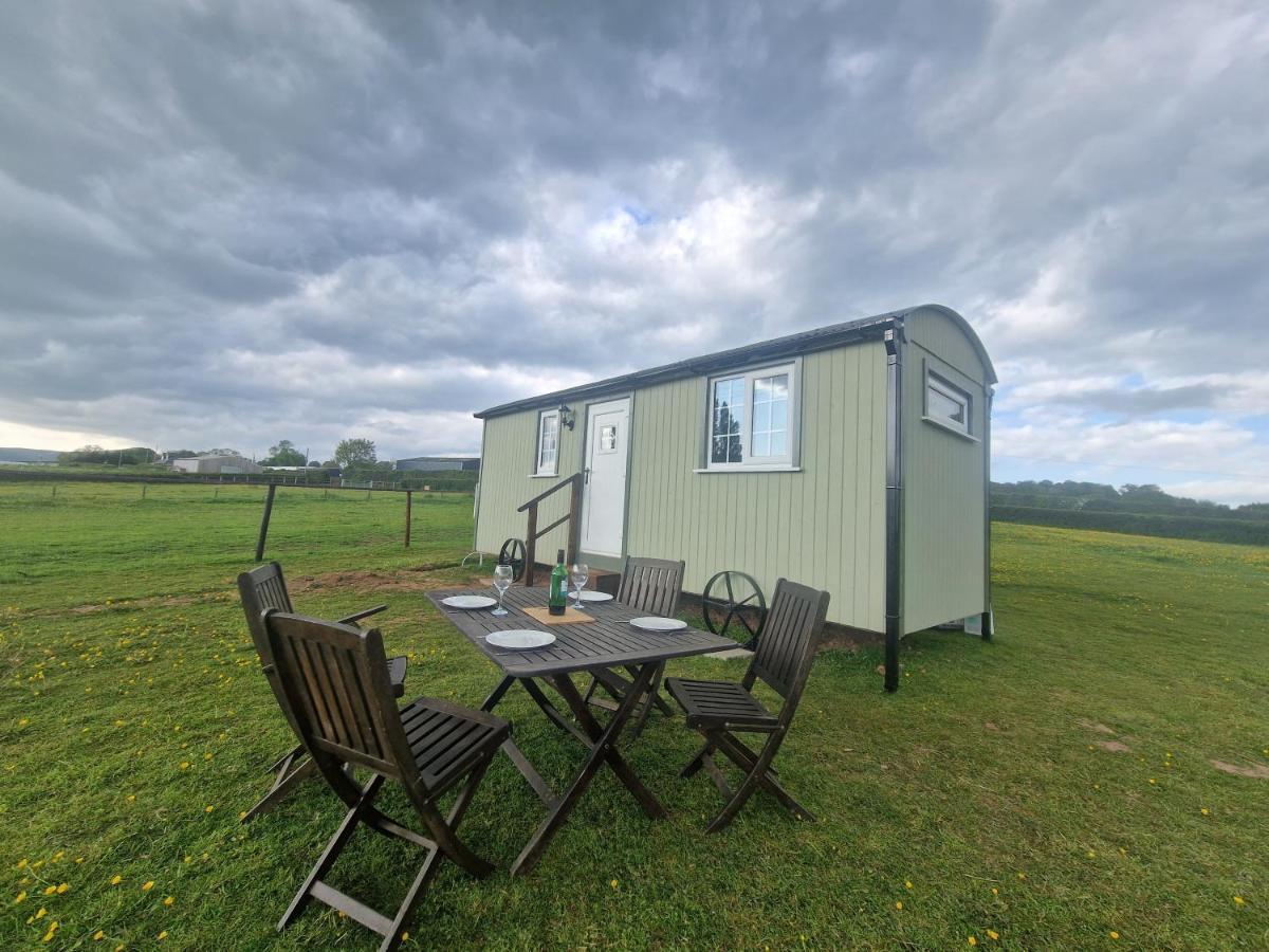 Cwtch Glamping Shepherds Huts Abergavenny Exterior photo